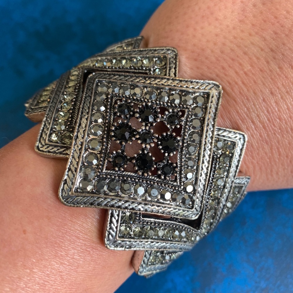 Cuff - Picture 5 of 8